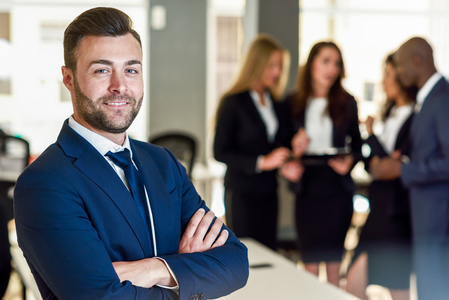 https://br.freepik.com/fotos-gratis/empresario-lider-em-escritorio-moderno-com-empresarios-trabalhando_1174192.htm
